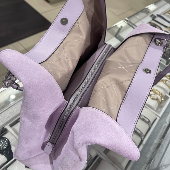 MICHAEL KORS Christina Large Suede Triple Gusset Shoulder Tote Bag
Lt Quartz
NWT - Picture 13 of 16